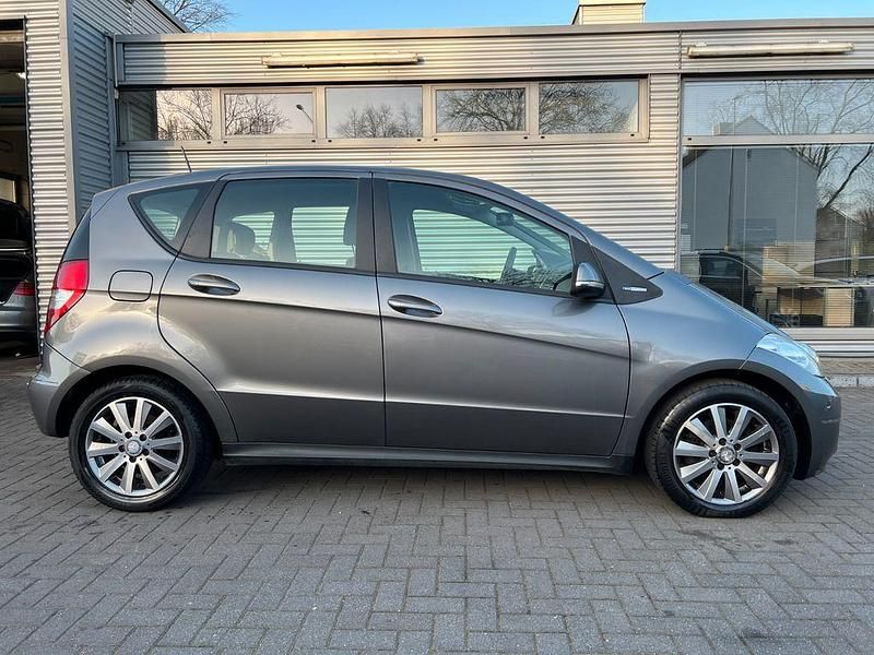 Gebraucht Mercedes A180 116 PS (85 kW) 2011 Mountaingrau Limousine
