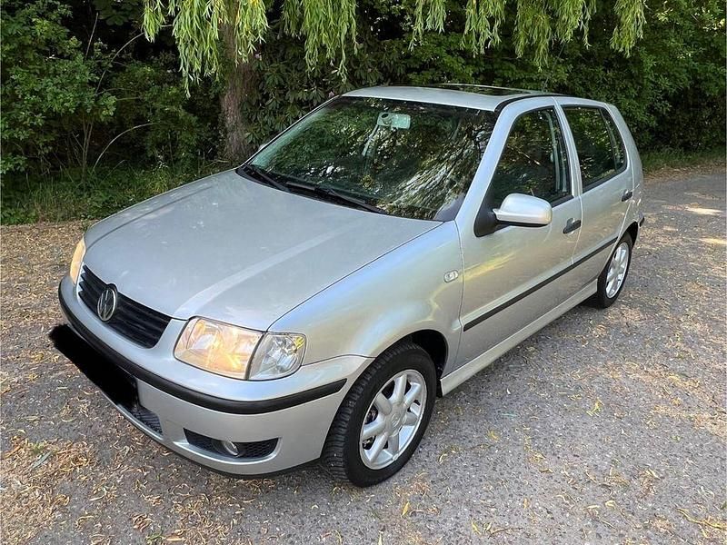 Grau Gebraucht 2000 VW Polo Highline Limousine | 1.999 € (Fairer Preis) - Bild 1/4