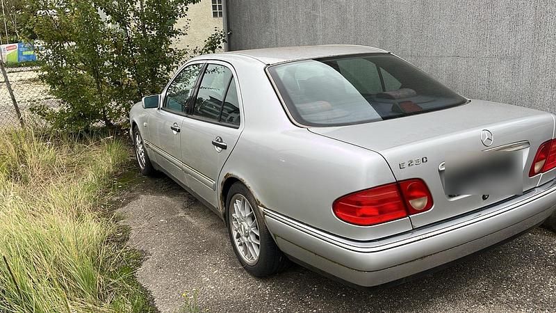 Silber Gebraucht 1996 Mercedes E230 Limousine | 3.000 € (Guter Preis) - Bild 1/2