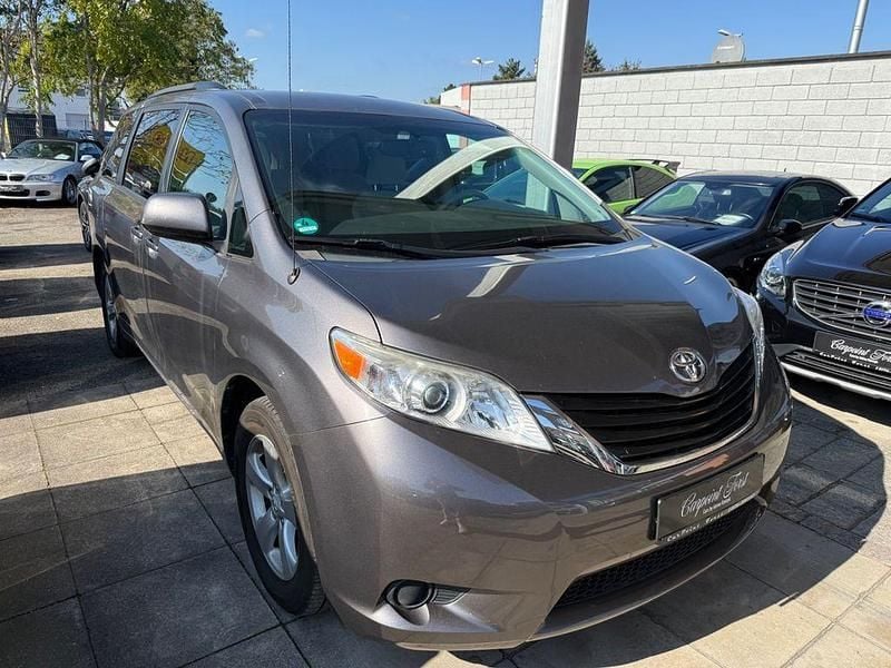 Grau Gebraucht 2011 Toyota Sienna Van / Kleinbus | 19.990 € - Bild 1/4