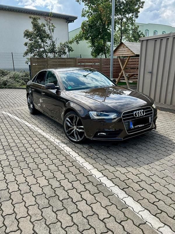 Braun Gebraucht 2012 Audi A4 Attraction Limousine | 7.500 € (Guter Preis) - Bild 1/4