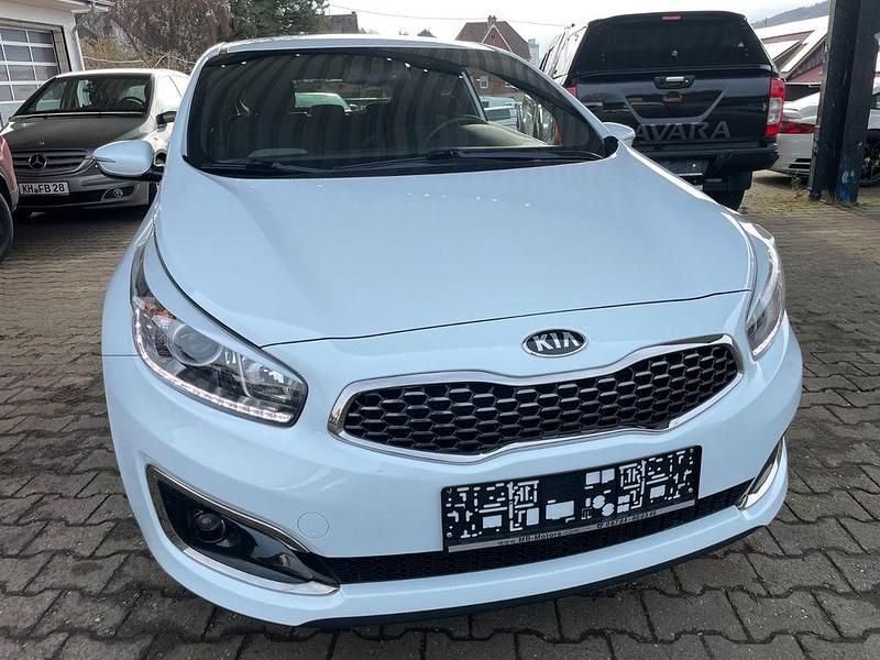 Gebraucht Kia Ceed Spirit 135 PS (99 kW) 2017 Weiß Kleinwagen