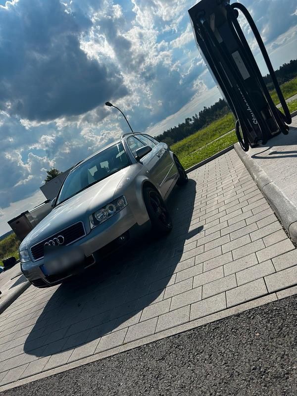 Grau Gebraucht 2002 Audi A4 Kombi | 1.550 € (Fairer Preis) - Bild 1/4