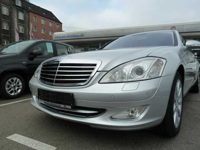 Silber metallic Gebraucht 2008 Mercedes S500L Limousine | 33.990 € - Bild 1/4
