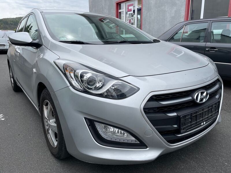 Grau Gebraucht 2016 Hyundai i30 Kombi | 6.900 € (Fairer Preis) - Bild 1/4