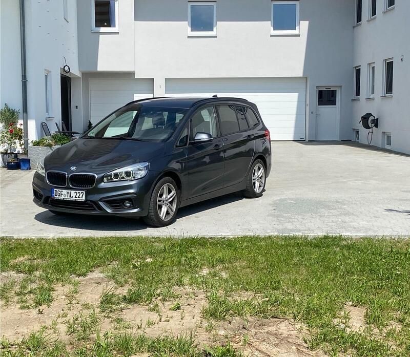 Grau Gebraucht 2017 BMW 220 Gran Tourer Van / Kleinbus | 15.000 € (Superpreis) - Bild 1/4