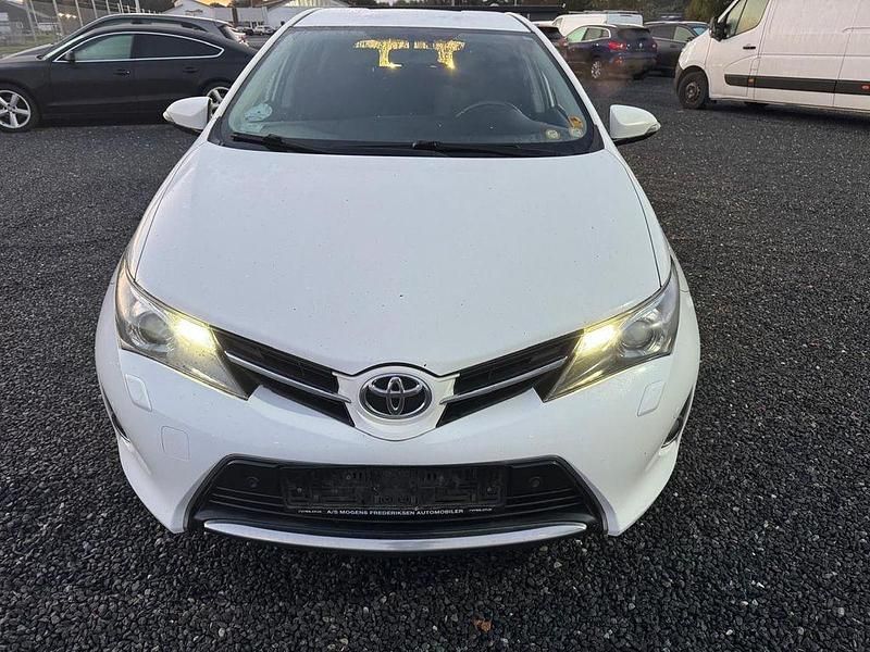 Weiß Gebraucht 2013 Toyota Auris Life Limousine | 6.000 € (Fairer Preis) - Bild 1/4