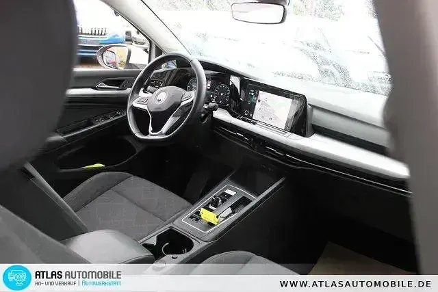 Second-hand VW Golf VIII Life 110 CP (80 kW) 2023 Alb Berlinǎ