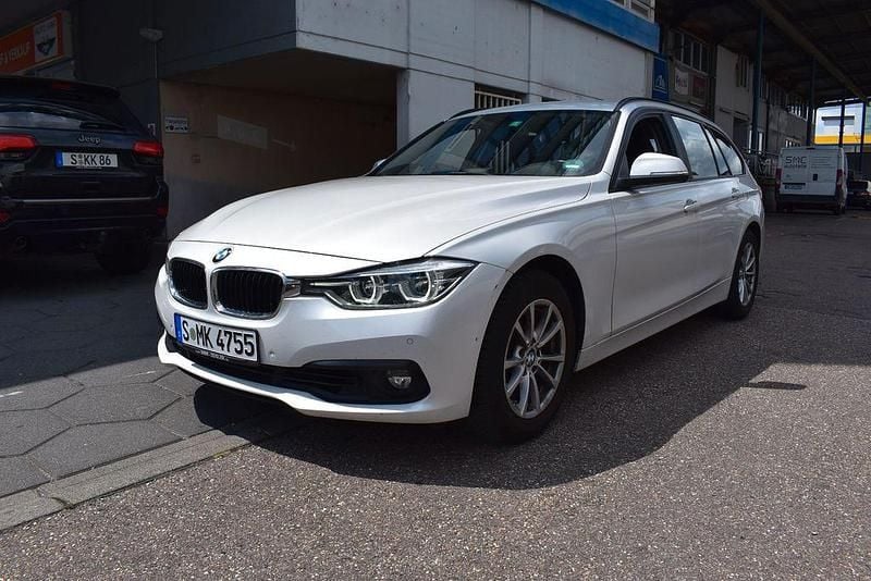 Weiß Gebraucht 2018 BMW 318 Advantage Kombi | 15.999 € (Guter Preis) - Bild 1/4