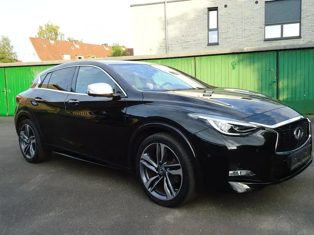 Gebraucht Infiniti Q30 Sport Tech 156 PS (114 kW) 2017 Schwarz Limousine