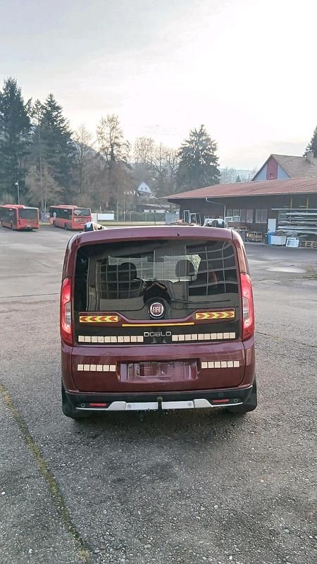Gebraucht Fiat Doblò 120 PS (88 kW) 2016 Rot Van / Kleinbus