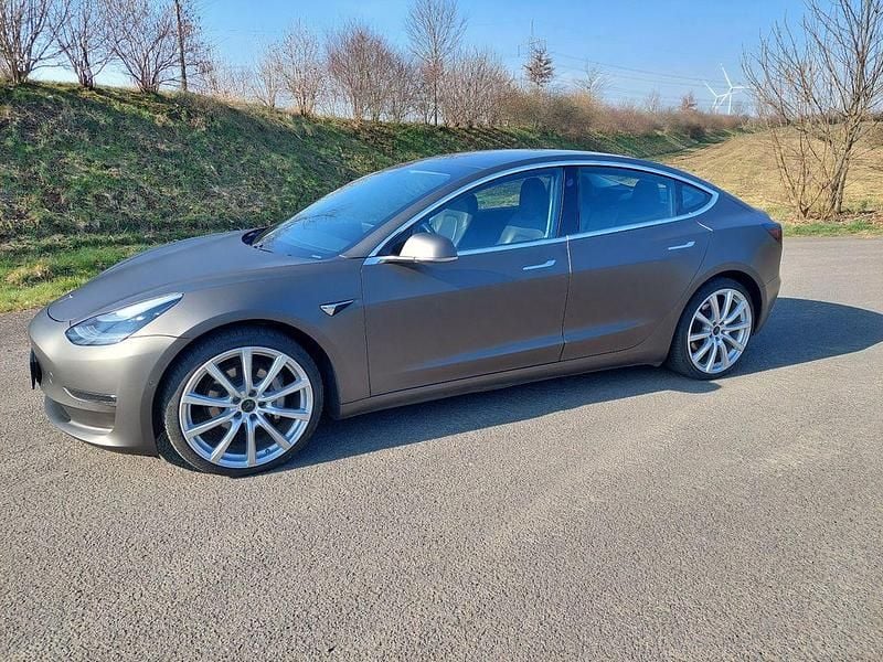 Schwarz Gebraucht 2019 Tesla Model 3 Limousine | 21.990 € (Etwas zu teuer) - Bild 1/4