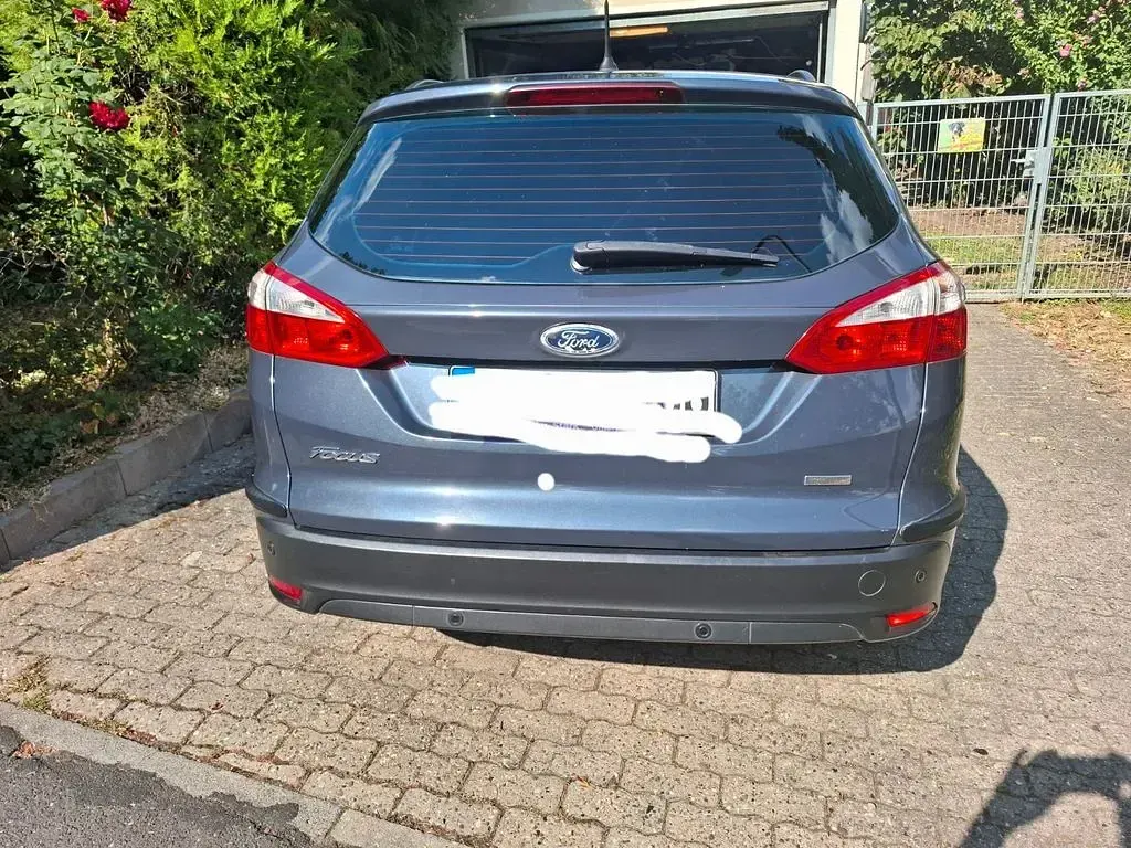 Gebraucht Ford Focus Trend 125 PS (91 kW) 2013 Grau Limousine