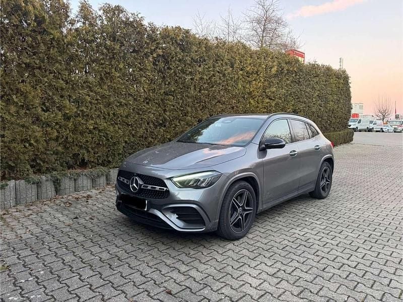 Mountaingrau met. Gebraucht 2024 Mercedes GLA200 AMG SUV | 48.990 € (Teuer) - Bild 1/4
