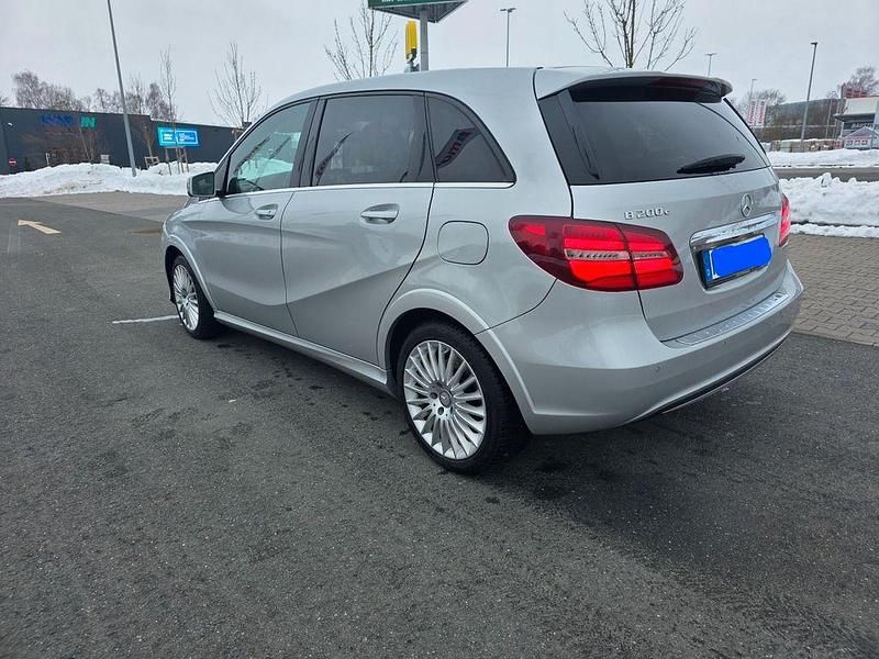 Gebraucht Mercedes B200 156 PS (114 kW) 2016 Silber Van / Kleinbus
