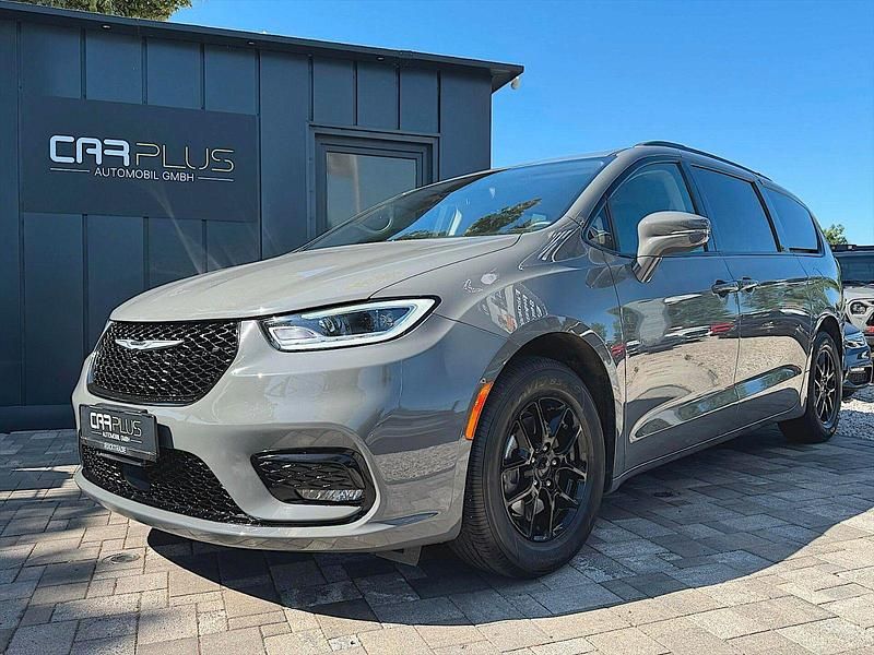 Grau Gebraucht 2021 Chrysler Pacifica Limited SUV | 33.990 € (Guter Preis) - Bild 1/3