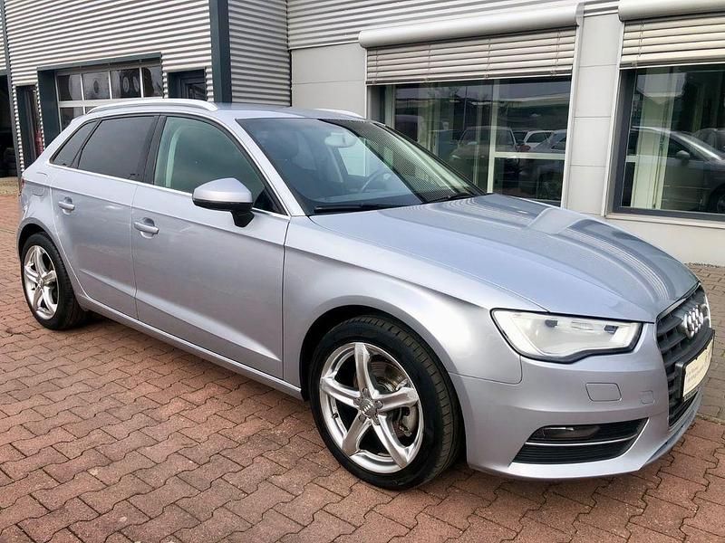 Silber Gebraucht 2015 Audi A3 Sportback Ambiente Limousine | 13.299 € (Fairer Preis) - Bild 1/4