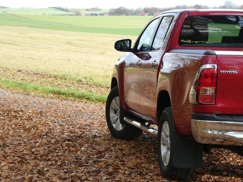 Rot Gebraucht 2017 Toyota HiLux Abholung | 37.500 € (Etwas zu teuer) - Bild 1/4