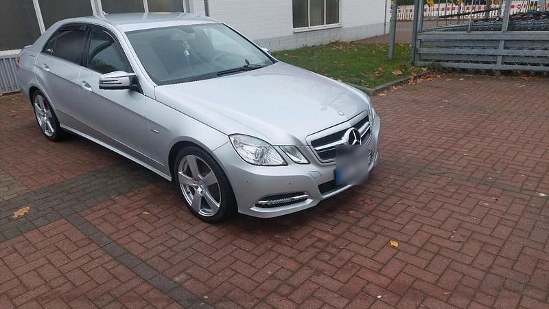 Silber Gebraucht 2012 Mercedes E200 Limousine | 12.500 € - Bild 1/4