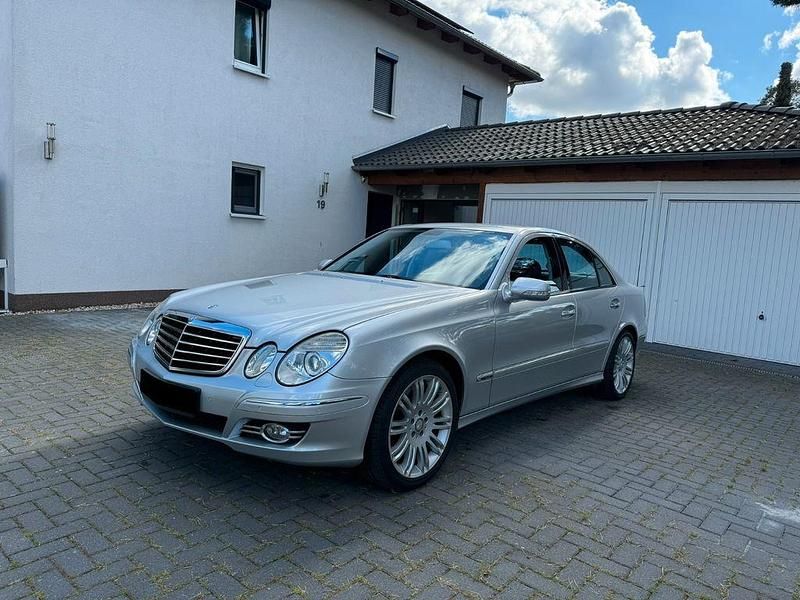 Silber Gebraucht 2008 Mercedes E200 Avantgarde Limousine | 7.900 € (Fairer Preis) - Bild 1/4