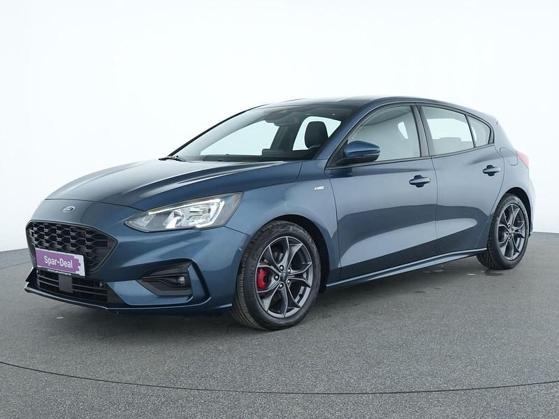 Chroma blau Gebraucht 2021 Ford Focus ST-Line Limousine | 18.941 € (Fairer Preis) - Bild 1/4