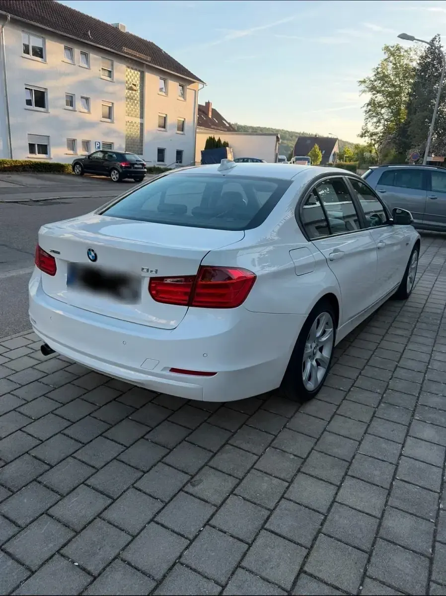 Gebraucht BMW 320 190 PS (139 kW) 2015 Weiß Limousine