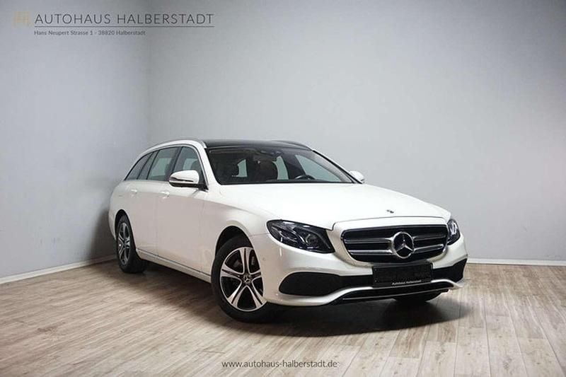 Designo diamantweiß br (metallic) Gebraucht 2018 Mercedes E220 Avantgarde Kombi | 27.990 € (Superpreis) - Bild 1/3