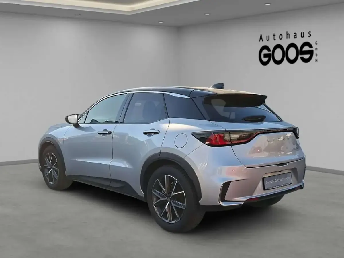 Gebraucht Lexus LBX 136 PS (100 kW) 2024 Silver me (1f7)/ black (202) SUV