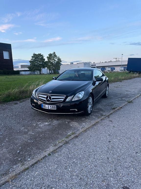 Schwarz Gebraucht 2010 Mercedes E200 Coupé | 11.500 € (Fairer Preis) - Bild 1/4