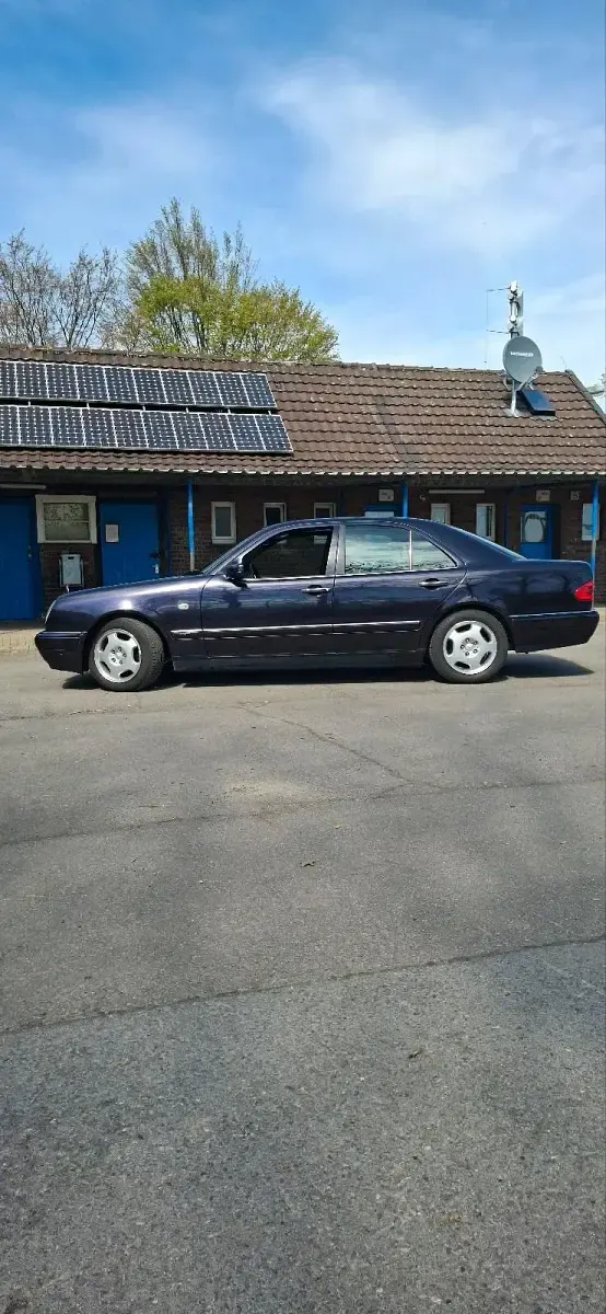 Gebraucht Mercedes E280 Avantgarde 204 PS (150 kW) 1997 Violet Limousine