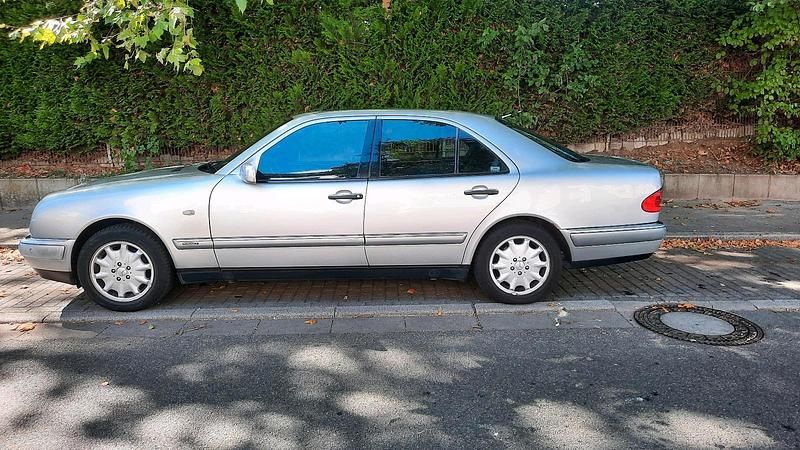 Silber Gebraucht 1998 Mercedes E320 Limousine | 3.500 € (Superpreis) - Bild 1/4
