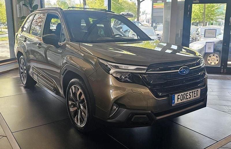 Neu Subaru Forester Platinum 136 PS (100 kW) 2026 Grün SUV