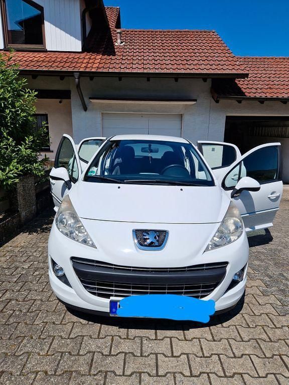 Weiß Gebraucht 2012 Peugeot 207 Forever Limousine | 3.500 € (Fairer Preis) - Bild 1/4