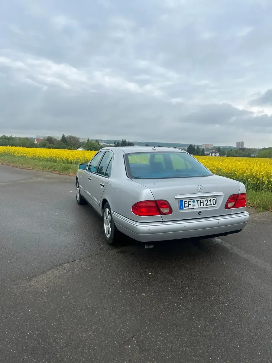 Gebraucht Mercedes E320 224 PS (164 kW) 1999 Silber Limousine