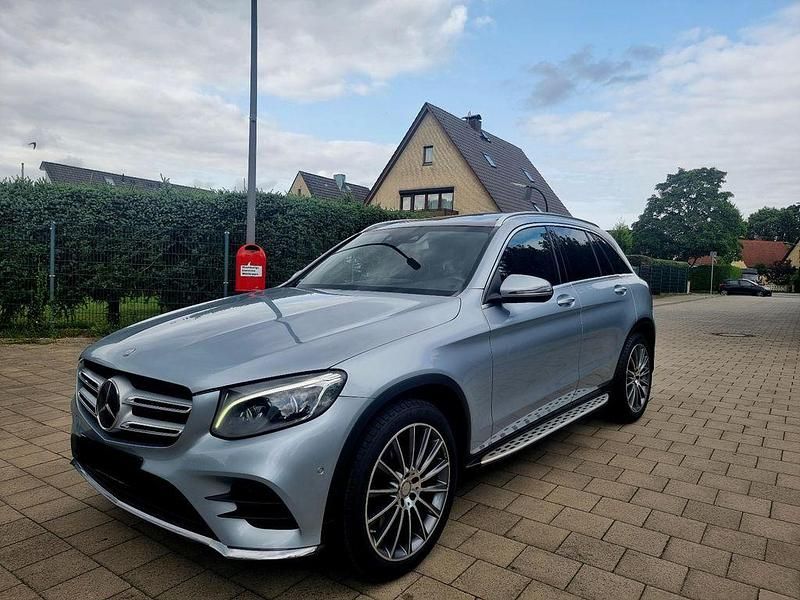 Silber Gebraucht 2016 Mercedes GLC250 AMG line SUV | 20.900 € (Fairer Preis) - Bild 1/4