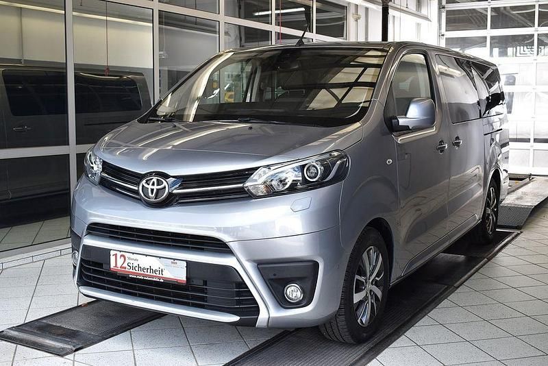Silber Gebraucht 2021 Toyota Proace Verso Kombi | 41.830 € (Teuer) - Bild 1/4
