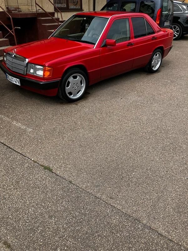 Rot Gebraucht 1992 Mercedes 190 Limousine | 17.900 € - Bild 1/4