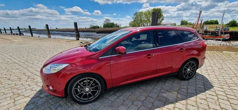 Gebraucht Ford Focus 103 PS (75 kW) 2012 Rot Kombi