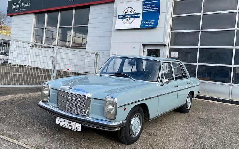Blau Gebraucht 1971 Mercedes 200 Limousine | 21.900 € - Bild 1/4
