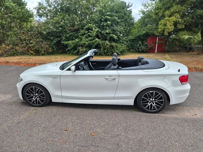 Weiß Gebraucht 2009 BMW 120 Cabriolet M Sport Cabrio | 9.500 € (Guter Preis) - Bild 1/4