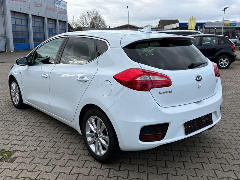 Gebraucht Kia Ceed 99 PS (72 kW) 2017 Weiß Kleinwagen