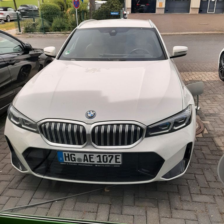 Weiß Gebraucht 2023 BMW 330e M Sport Kombi | 36.500 € (Superpreis) - Bild 1/4