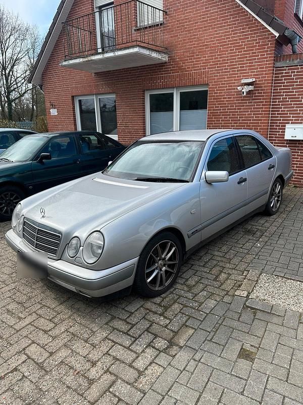 Gebraucht Mercedes E240 170 PS (125 kW) 1998 Silber Limousine