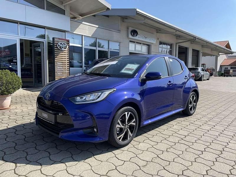 Juniper blue metallic Neu 2025 Toyota Yaris Hybrid Comfort Kleinwagen | 26.999 € (Fairer Preis) - Bild 1/4