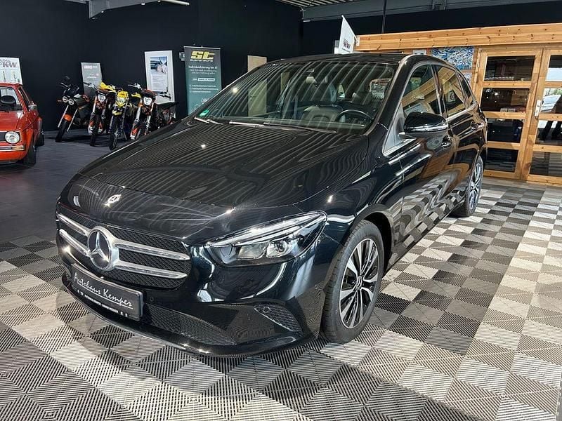 Kosmosschwarz (metallic) Gebraucht 2021 Mercedes B200 Style Van / Kleinbus | 17.990 € (Guter Preis) - Bild 1/4