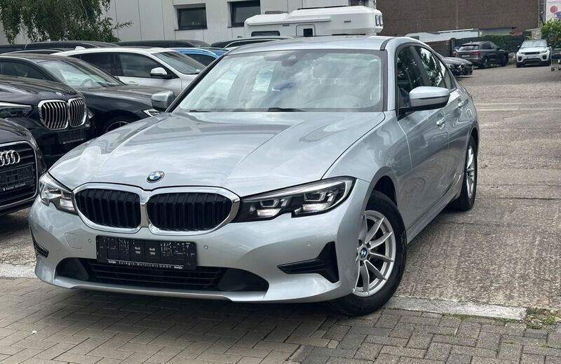 Glaciersilber metallic Gebraucht 2021 BMW 318 Advantage Limousine | 29.990 € (Etwas zu teuer) - Bild 1/4