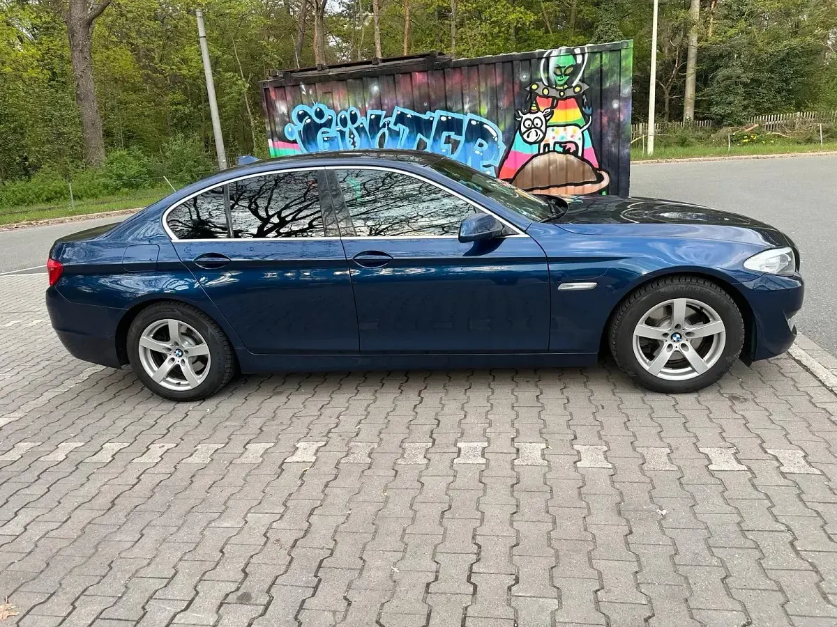 Second-hand BMW 520 184 CP (135 kW) 2011 Albastru Berlinǎ