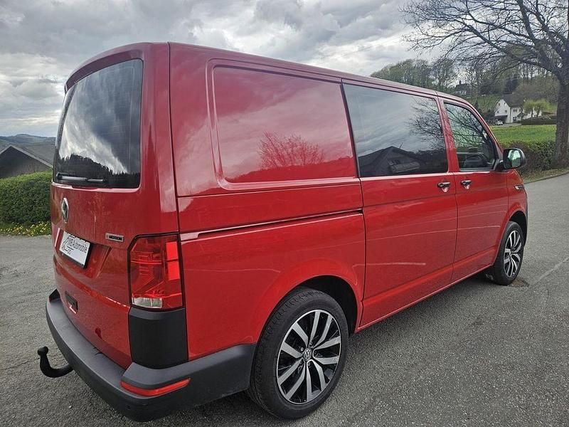 Gebraucht VW T6.1 150 PS (110 kW) 2021 Rot Van