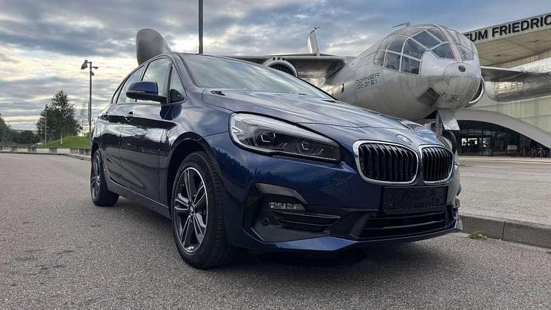 Mediterranblau Gebraucht 2018 BMW 218 Active Tourer Sport Line Van / Kleinbus | 16.990 € (Fairer Preis) - Bild 1/4