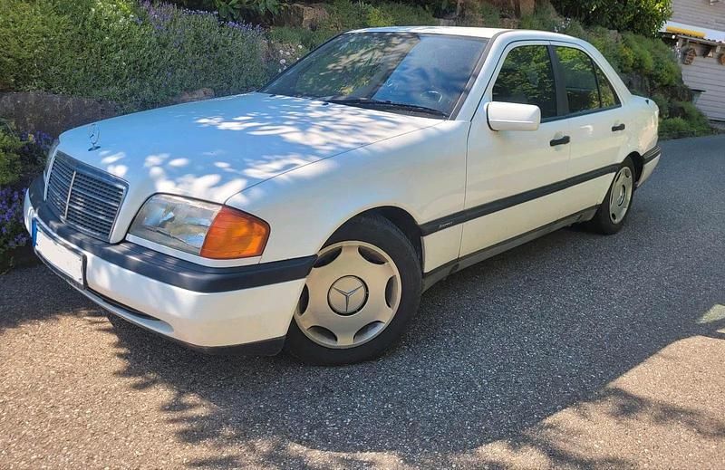 Weiß Gebraucht 1994 Mercedes C180 Limousine | 1.700 € - Bild 1/4